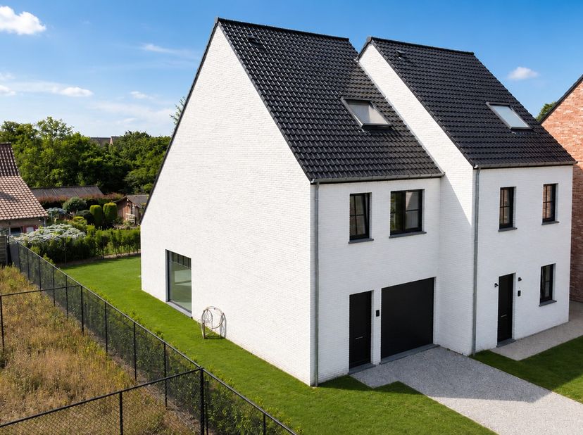 Deze nieuwbouwwoning in Jabbeke biedt traditionele woningbouw die een perfect evenwicht brengt tussen comfort, stijl en een groene omgeving. Dankzij d