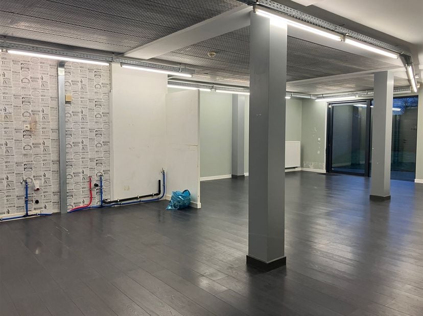 ESPACE COMMERCIAL À LOUER DANS LE CENTRE D'OLEN<br />
Cet espace commercial bénéficie d'une excellente situation au centre d'Olen, sur la nouvelle pl