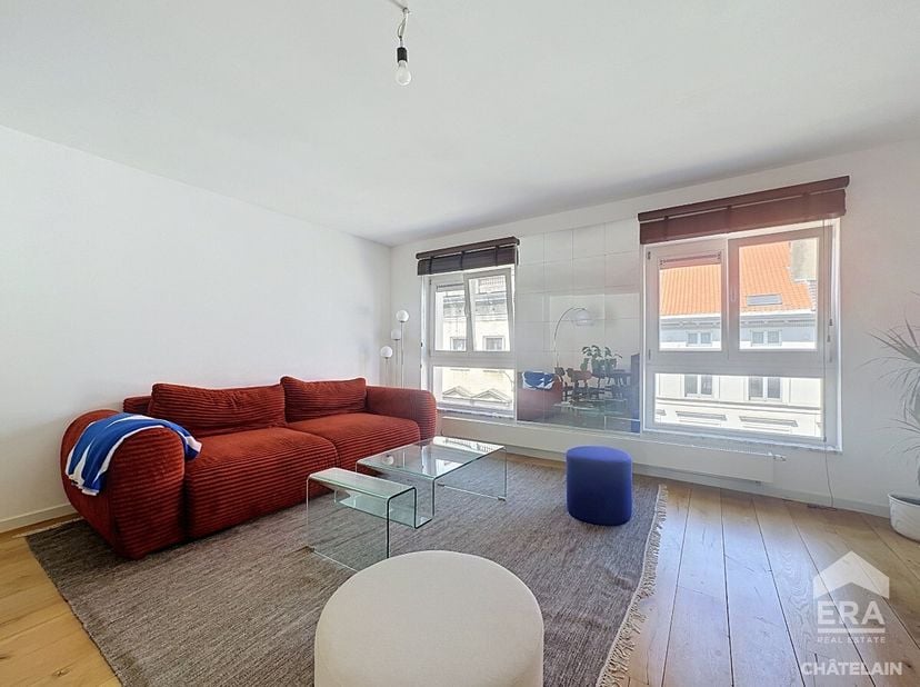 Brussel: Prachtige volledig gemeubelde duplex met 2 slaapkamers en terras van 20 m² te huur Deze prachtige, smaakvol en volledig gemeubelde duplex in
