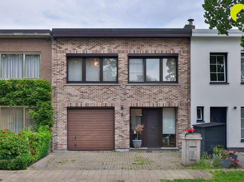Dans le quartier très prisé d'Edegem, nous vous proposons cette agréable maison familiale (128 m²) comprenant 2 chambres. La maison date de 1966 et a