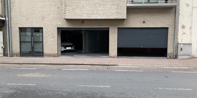Garage te koop in Torhoutsesteenweg 220 bus S1, 8400 Oostende