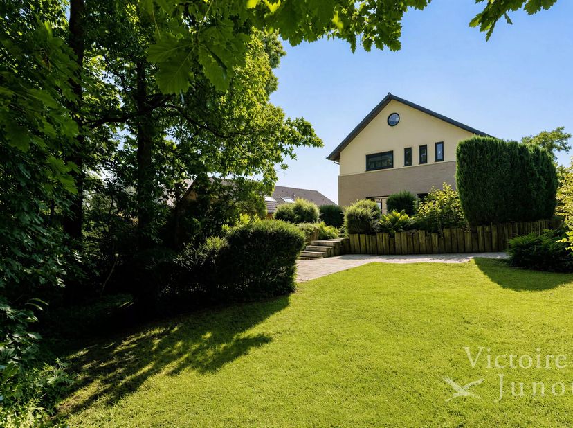 Victoire Junot vous propose à la vente cette villa 4 façades idéalement située à proximité du Moorselbos et de la British School.<br />
Le rez-de-chau