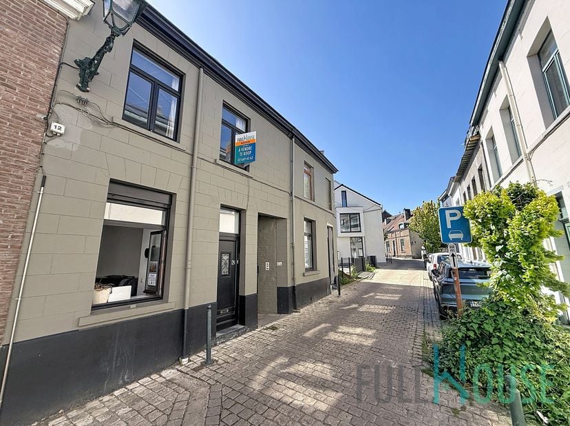 Dans une des plus belles rues d’Uccle (Montagne Saint-Job), découvrez ce petit coin de paradis offrant 3 belles chambres.<br />
<br />
Le rez-de-chaus