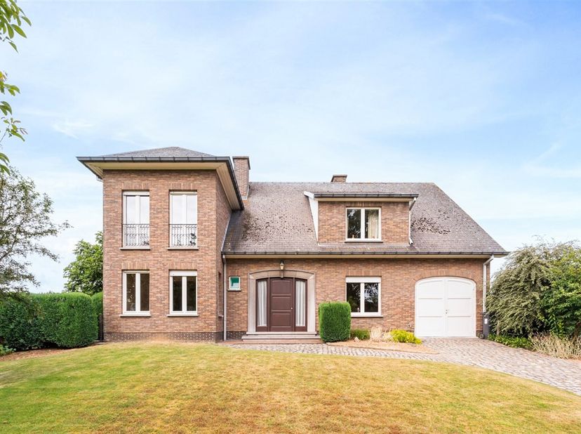 Maison classée au patrimoine avec un fort potentiel à Oosterzele<br />
Bienvenue dans cette maison familiale d'exception située dans la paisible commu