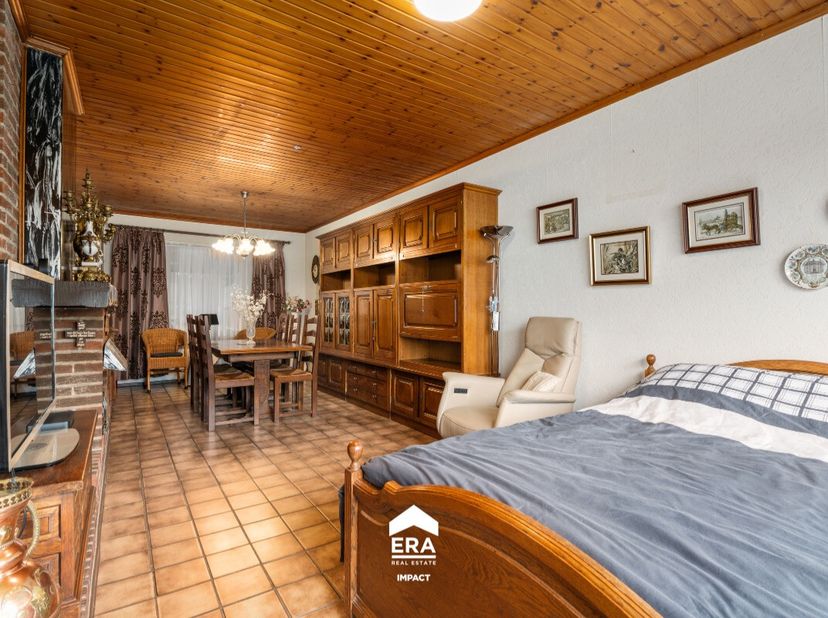 [[ DIT PAND NEEMT DEEL AAN DE ERA OPEN HUIZEN DAG OP 13/6 VAN 11:00 TOT 12:00 ]] Deze halfopen woning in Maaseik is gelegen op een uitstekende locatie