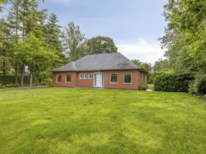 De woning is oorspronkelijk gebouwd in 1992, maar is door de jaren heen met ontzettend veel liefde onderhouden en structureel gemoderniseerd. U geniet