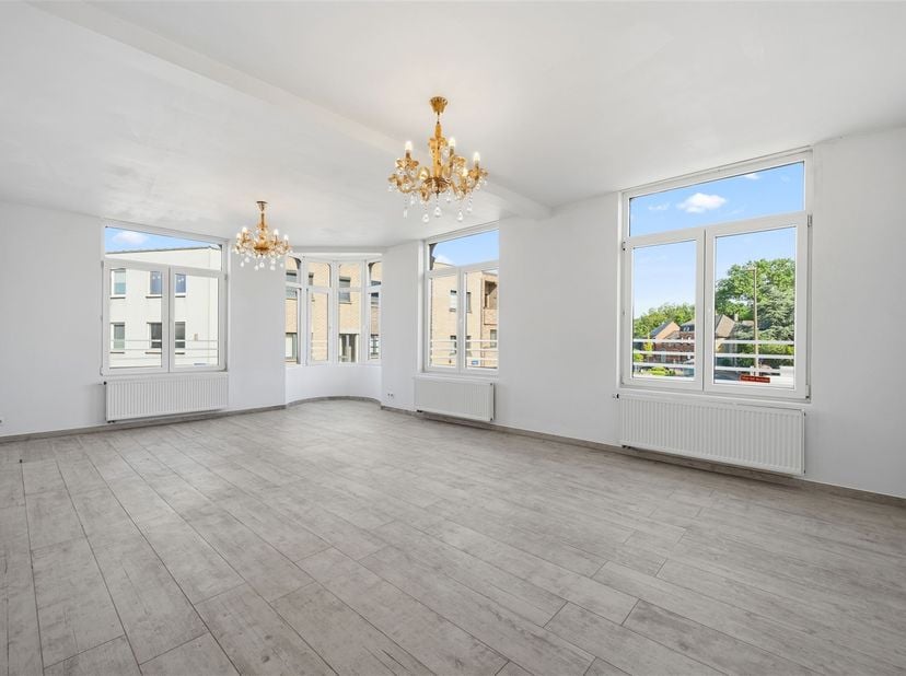 Ontdek dit betaalbare, instapklare appartement met balkon, uitstekend gelegen in de Frans Reyniersstraat, in het hart van het rustige Hombeek (zone 30