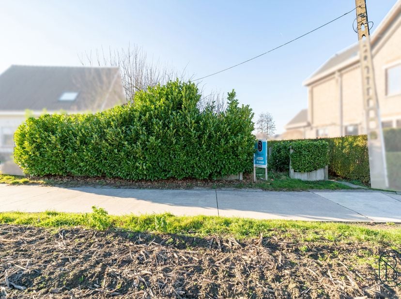 Verscholen in een kalme woonstraat vlak bij het hart van Ruien ligt deze aantrekkelijke bouwgrond, bestemd voor een halfopen woning. Hier woont u in a