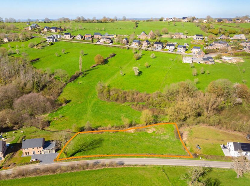 Belle parcelle de terrain dune superficie de +/- 4.072m² en zone dhabitat à caractère rural bénéficiant dun magnifique cadre verdoyant et dune vue dég