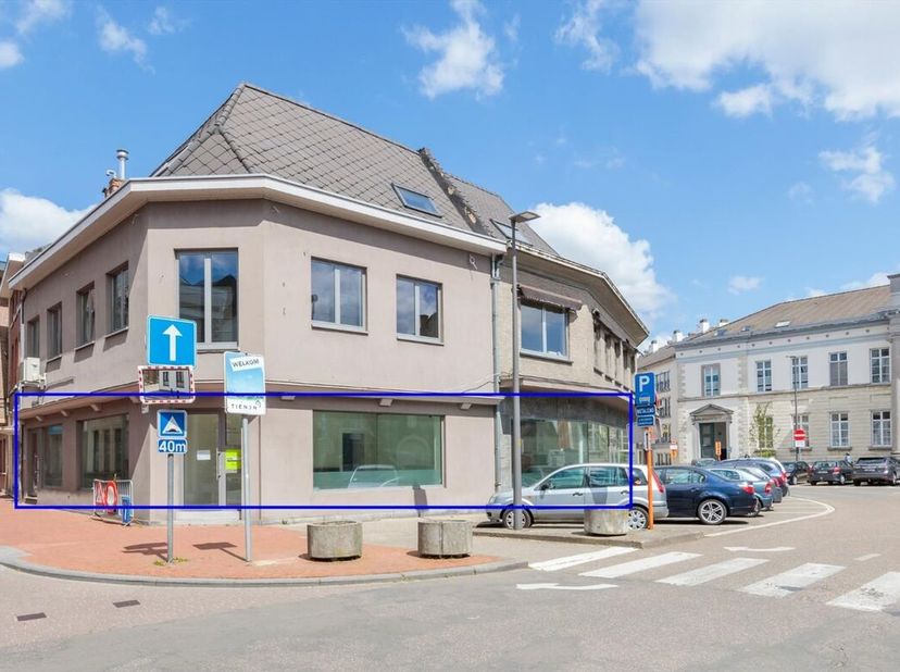 In het centrum van de stad ligt deze volledig gerenoveerde verkoopsruimte die vele mogelijkheden biedt voor een vrij beroep, handelszaak of kantoorrui