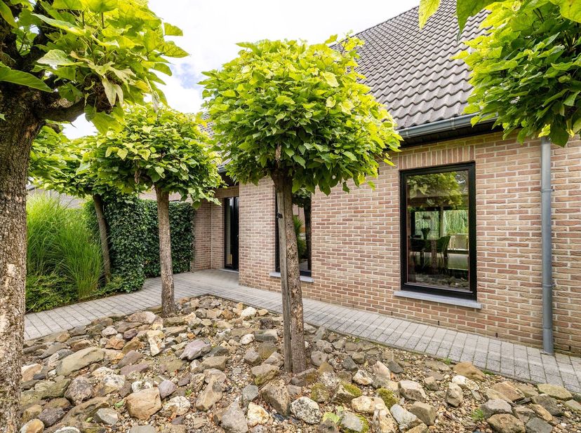 Maison de 4 chambres, avec garage et jardin, à Houtvenne.<br />
<br />
<br />
<br />
On entre dans la maison par le hall d'entrée, équipé de toilettes