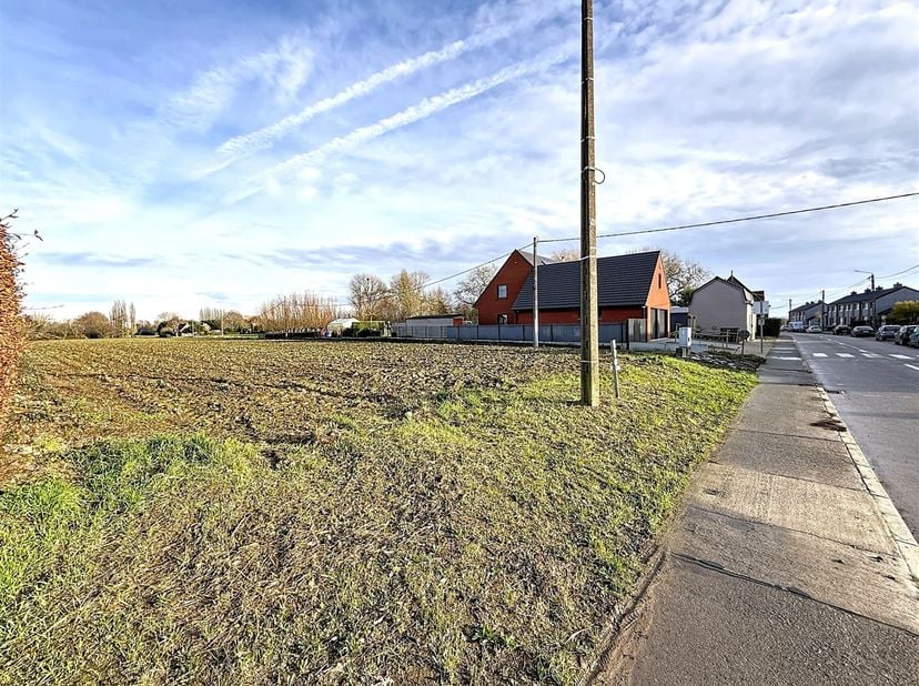 Situé rue de la Couronne à Evregnies, dans un secteur résidentiel particulièrement prisé, ce terrain à bâtir viabilisé offre un cadre de vie recherché
