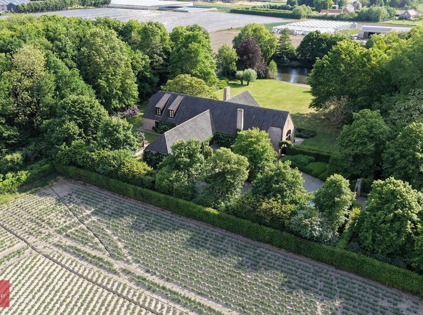 Prachtige eigendom met bos, prachtige tuin, vijver en ruim landhuis bestaande uit inkomhal, bureel, zeer ruime living met open haard, eetplaats, keuke
