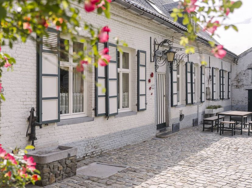 Bent u op zoek naar een uitzonderlijk stuk vastgoed? Deze authentieke vierkantshoeve, gelegen in het pittoreske Brakel, is een ware parel voor wie rui