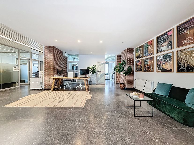 Quartier Saint-Boniface : commerce avec jardin, terrasse et grande zone de stockage. Le bien se compose de 5 espaces bureaux, 2 toilettes, 1 cuisine é