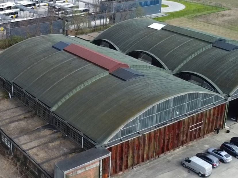 Zoekt u een inspirerende werkruimte of creatief atelier zonder de lasten van een traditioneel bedrijfspand? In het hart van een legendarische vliegtui