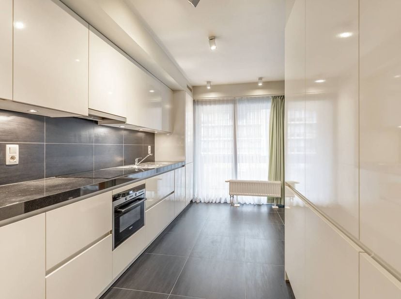 Dit opgeknapt hoekappartement is gelegen in Hasselt en heeft een oppervlakte van maar liefst 125m². Dankzij de grote ramen valt er veel licht binnen e
