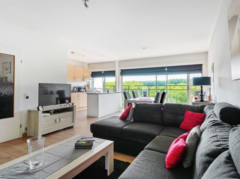Spacieux appartement de 2 chambres avec 2 terrasses et vue sur la verdure<br />
Cet agréable appartement de 90 m², prêt à emménager et situé au 7e éta