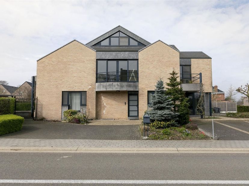 Opbrengsteigendom bestaande uit handelszaak met twee appartementen op 14a32ca.<br />
<br />
Ligging: Op een drukke verbindingsweg nabij het centrum