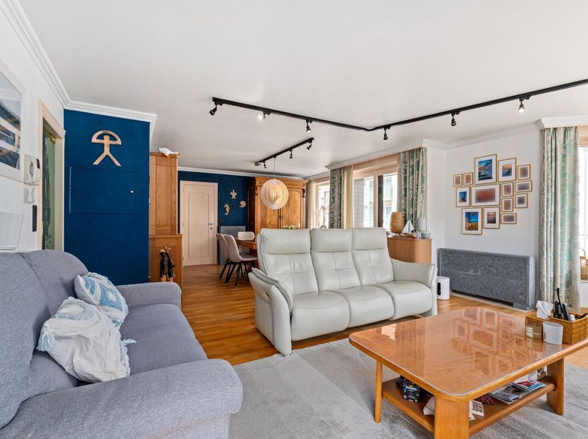 Te koop: ruim appartement in het centrum van Koksijde, nabij openbaar vervoer en op korte afstand van zee en winkels. Dit lichtrijke hoekappartement c