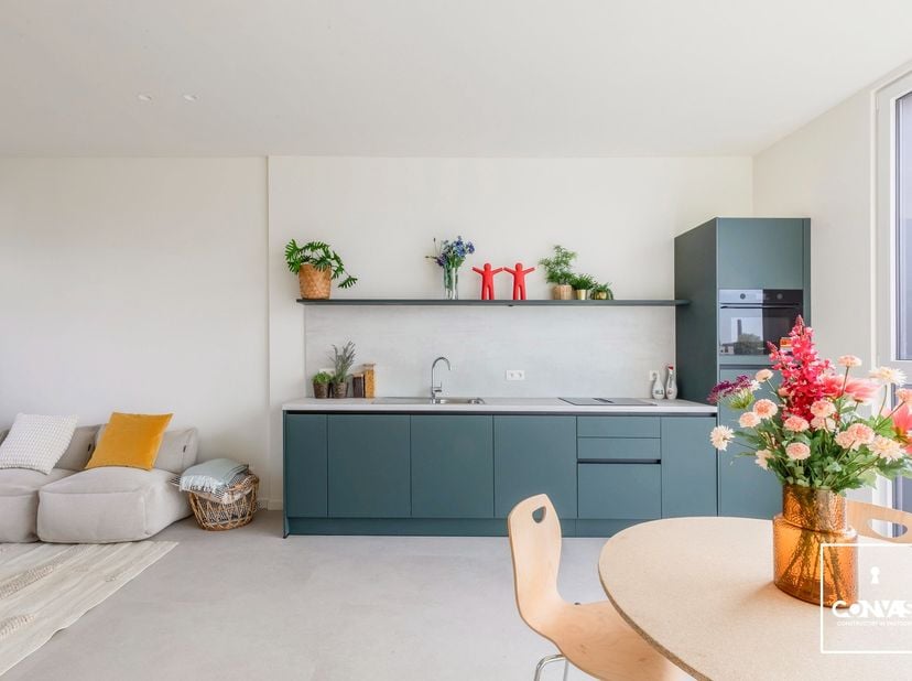Deze pas gerenoveerde en stijlvolle woning beschikt over&amp;nbsp;drie slaapkamers, twee badkamers en ligt vlakbij Dok-Noord, op slechts anderhalve kilome