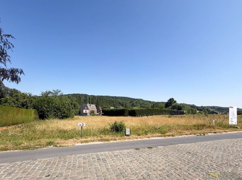 BOUWGROND met CENTRALE LIGGING aan de voet van het MUZIEKBOS in Ronse. Dit perceel van 489M² is geschikt voor een GESLOTEN BEBOUWING en biedt alle mog