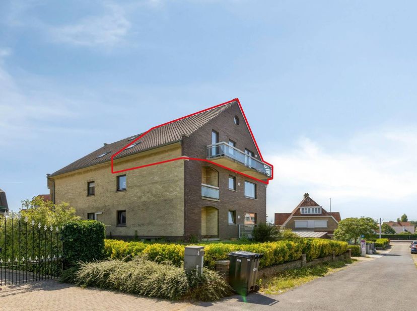 Op enkele stappen van de zee en duinen vinden we dit goed onderhouden appartement (97 m²) met 2 slaapkamers en ingerichte zolderkamer te koop te Sint-