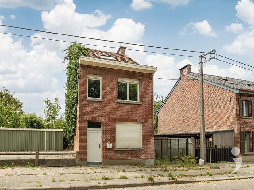 Te renoveren woning op mooi perceel<br />
<br />
Deze eengezinswoning is gelegen op de Tiensesteenweg te Lovenjoel, een landelijke deelgemeente van Bi