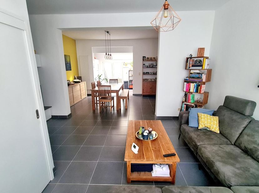 Instapklare woning dichtbij het centrum, winkels, scholen, openbaar vervoer en de belangrijkste verbindingswegen.<br />
<br />
133m² bewoonbare opperv