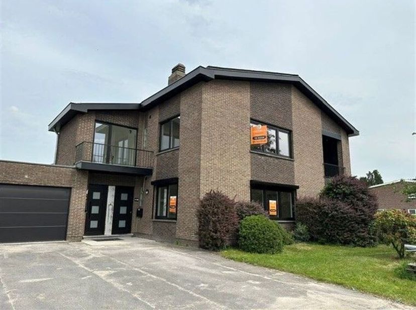 Lumineux appartement entièrement rénové AU PREMIER ETAGE avec 2 terrasses sud-ouest.  Il se compose d'un hall d'entrée avec vestiaire, toilettes sépar