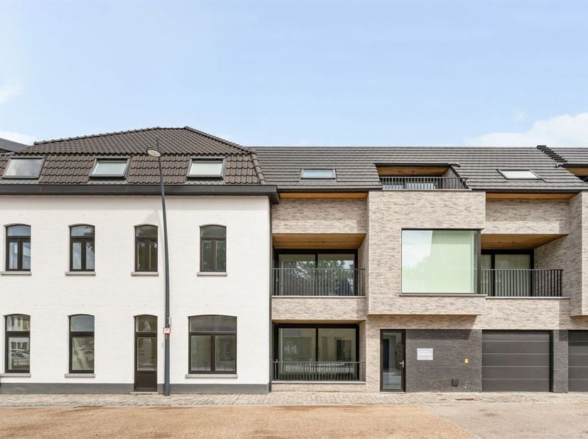 In residentie De Rembrandt vindt u dit ruim en lichtrijk appartement op de eerste verdieping, waar kwalitatieve materialen en hedendaags wooncomfort p