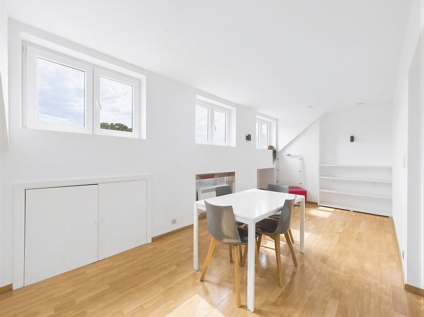 Gelegen in de wijk ULB – Begraafplaats van Elsene, geniet dit appartement van een levendige omgeving met een vlotte verbinding naar buurtwinkels, rest