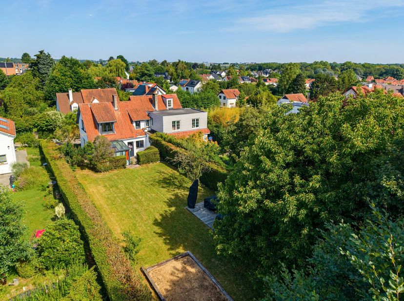 Idéalement située dans un quartier résidentiel, Victoire-Junot vous présente cette charmante maison 3 façades composée comme suit : hall d'entrée avec