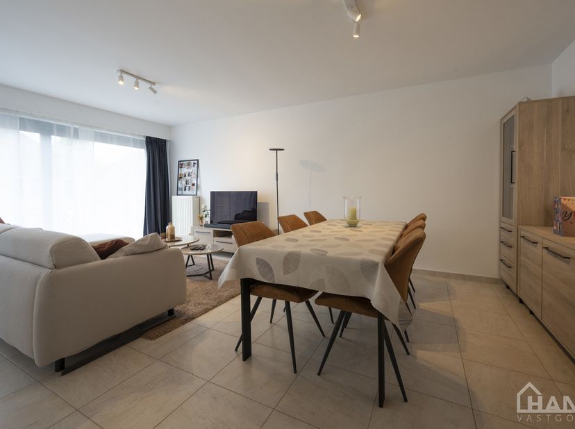 Dit verzorgd en verrassend ruim appartement is zeer praktisch ingedeeld : inkomhal met veiligheidsdeur; lichtrijke woonkamer met aansluitend een geïns