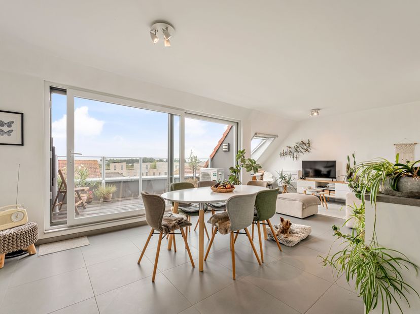 Instapklaar 1-slaapkamerappartement met terras, staanplaats en ruime bergingen in hartje Veurne<br />
In het hartje van Veurne bevindt zich dit perfec