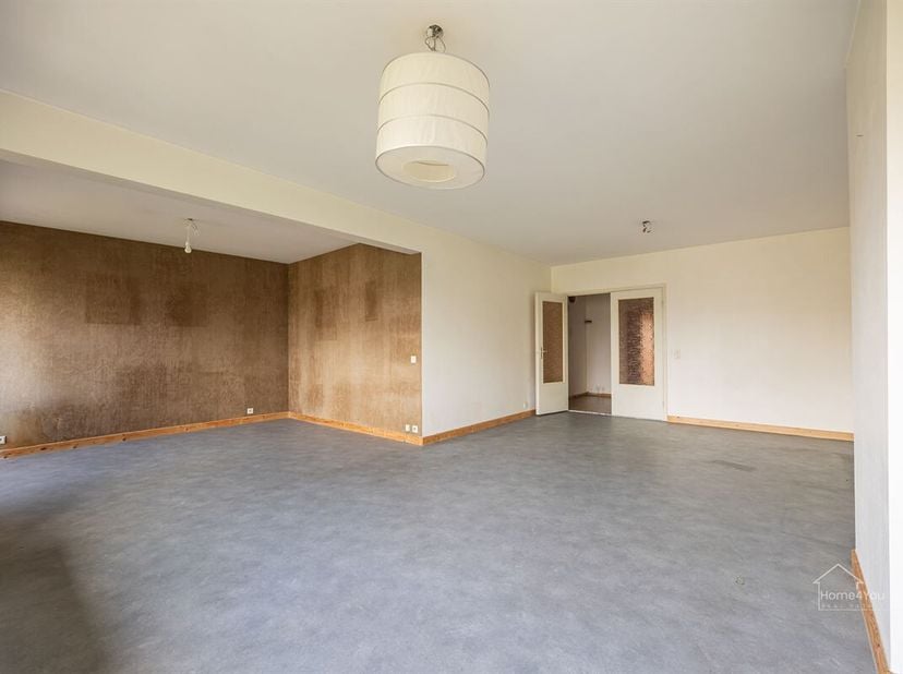 Bienvenue dans ce charmant appartement au coeur d'Anvers ! Cette propriété offre un mélange parfait d'éléments de style classique et moderne. Le salon