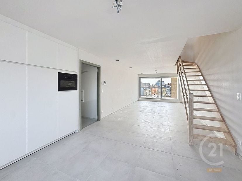 Dit nieuwbouwappartement is gelegen op het tweede verdiep van residentie Ribera langs de Oostendelaan te Middelkerke, op slechts 500 meter van het str