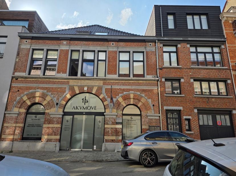 SQUARE AMBIORIX - Prachtig hoogwaardig appartement ingericht en volledig gerenoveerd met een oppervlakte van 146 m&amp;sup2;. Inkomhal met vestiaire, apar