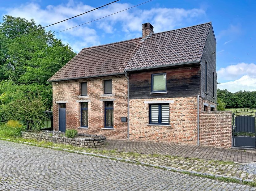 Charmante maison familiale dans un cadre bucolique et paisibleNichée dans un environnement verdoyant et sans vis-à-vis, cette agréable maison vous séd