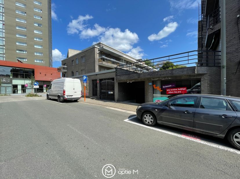 Ben je op zoek naar een veilige en centraal gelegen parkeerplaats in het centrum van Hasselt? Deze ondergrondse garage biedt een parkeerplaats te koop