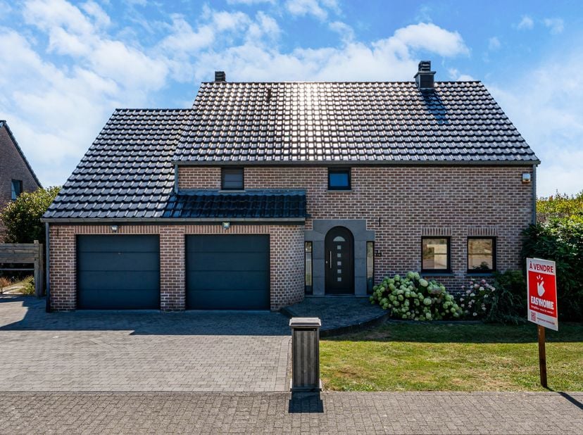 EasyHome a le plaisir de vous présenter cette magnifique villa 4 façades située dans un quartier calme et recherché de Saint-Georges-sur-Meuse.<br />