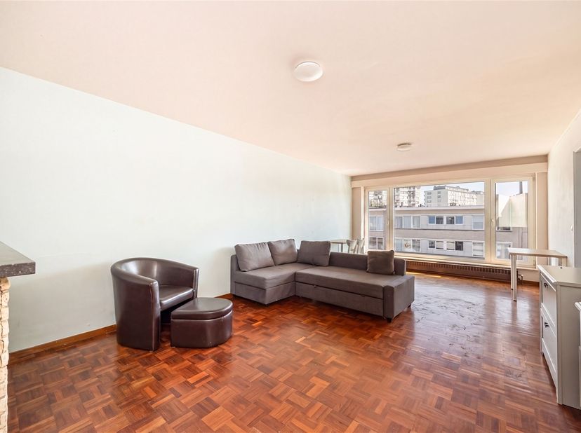 Dit verzorgd appartement op de tweede verdieping van een kleinschalig gebouw combineert ruimte, comfort en een uitstekende ligging. De ruime leefruimt