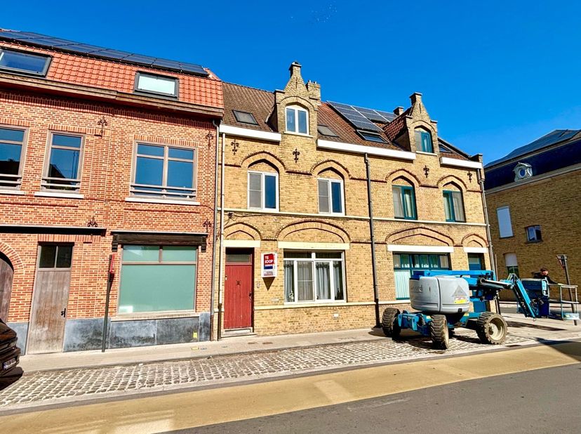 Deze ruime stadswoning is centraal gelegen en heeft een bewoonbare oppervlakte van 192m² met uitbreidingsmogelijkheden gezien de vaste trap naar de zo