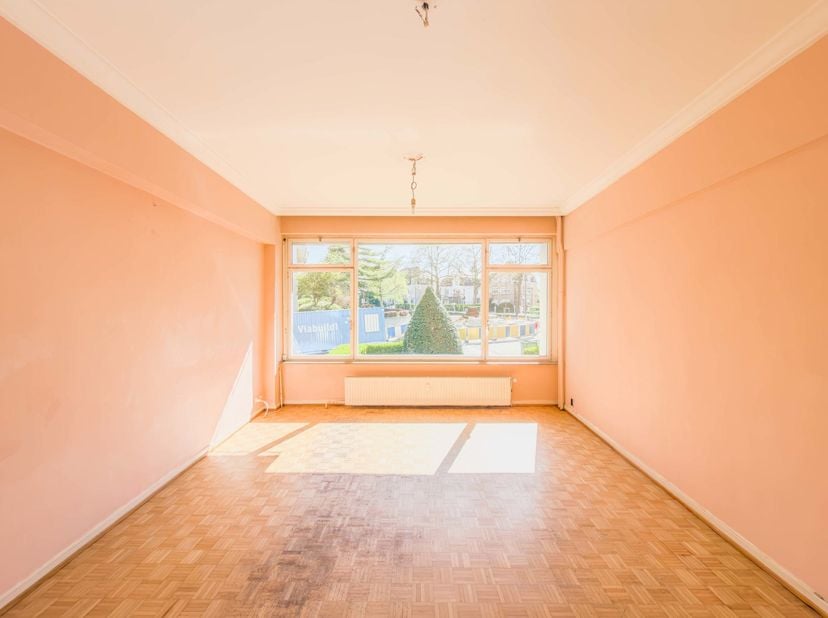 Op een steenworp van het Josaphatpark, in een van de meest gegeerde wijken van Schaarbeek, ontdekt u dit lichtrijke gelijkvloers appartement met 2 sla