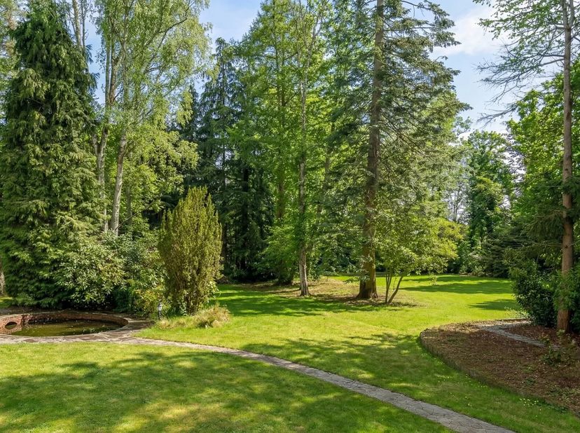 Gelegen in de residentiële wijk Vuurgat in Overijse, biedt deze karaktervolle villa, gebouwd in 1962 en uitgebreid in 1992 en 2007, een totale oppervl