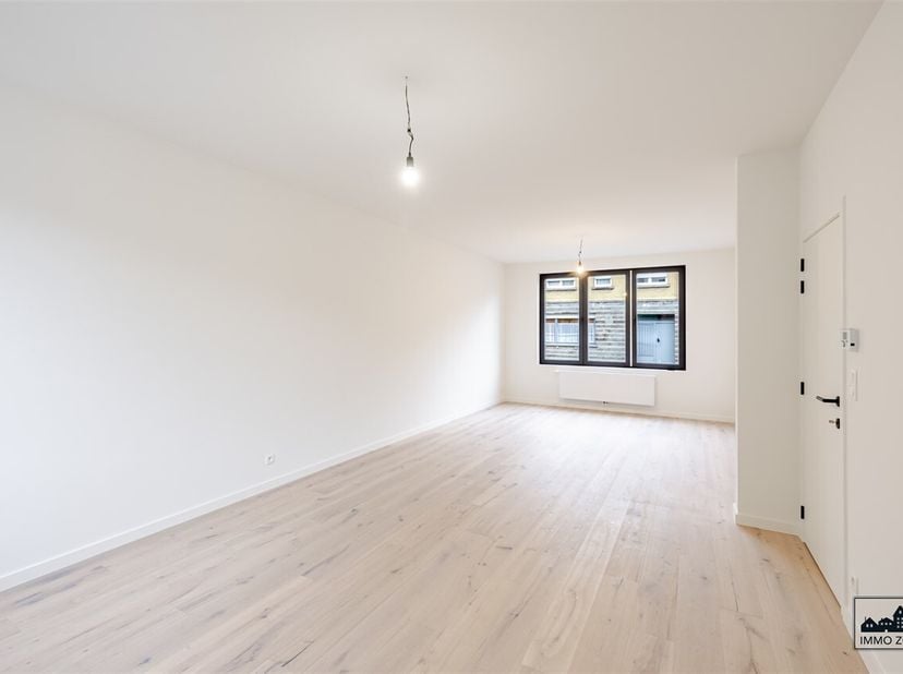 Ontdek deze volledig en recent gerenoveerde woning in het charmante, landelijke Oudegem. Dankzij de gunstige ligging, vlakbij invalswegen en de nabijh