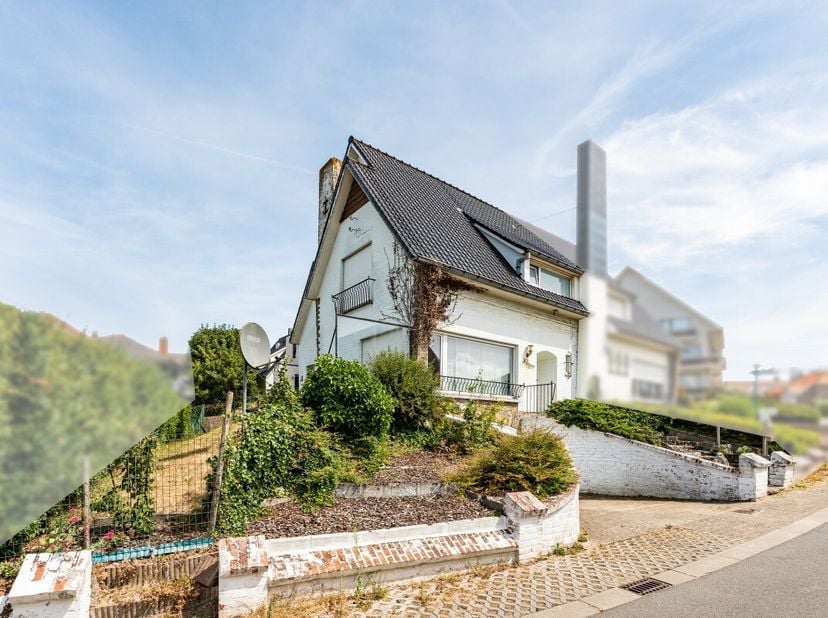 Charmante halfopen woning in Koksijde, op slechts 150 meter van het strand. Deze woning uit 1964 bevindt zich in een rustige villawijk met vrij zicht