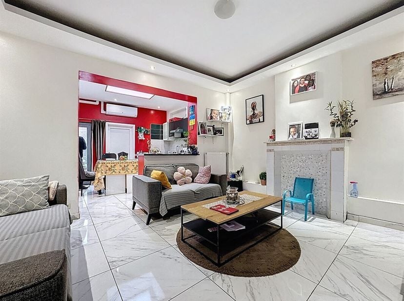 SOUS OPTION - PLUS DE VISITE -  Prix: Offre à partir de 165.000 euros, frais d'agence non inclus et à charge de l'acquéreur. <br />
Maison à rafraichi