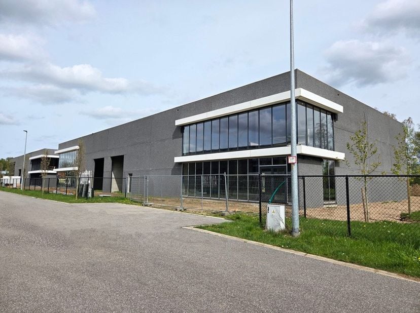Op een uitstekende en rustig gelegen locatie te Bonheiden zijn 4 KMO units in aanbouw met individuele oppervlaktes van ca 649, 672 en 696 m².&amp;nbsp; De