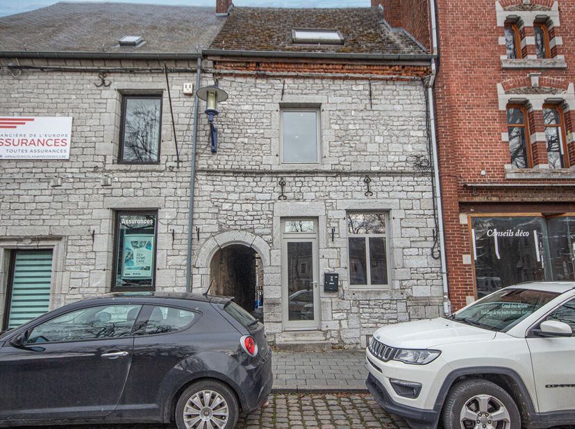 Votre agence de Mariembourg, vous propose sur la place Marie de Hongrie, un immeuble de rapport comprenant 2 appartements. Le premier appartement situ